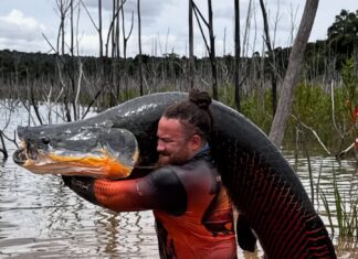 Israel Cyborg captura pirarucu de mais de 100 quilos